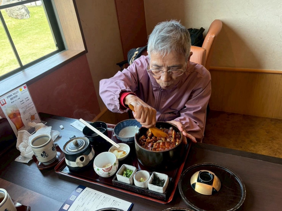 旅先で、ひつまぶしの食事を楽しむ利用者さん